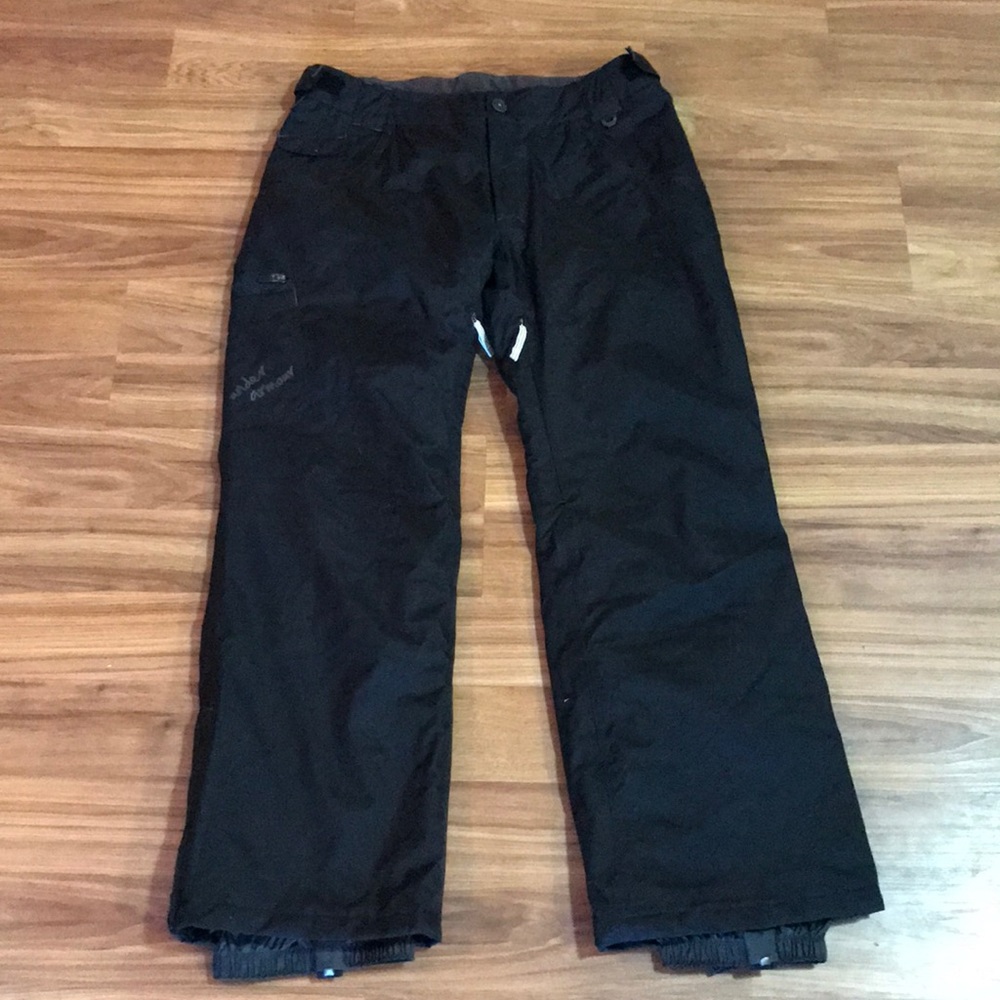 SOLD! Women’s Under Armour snow pants.